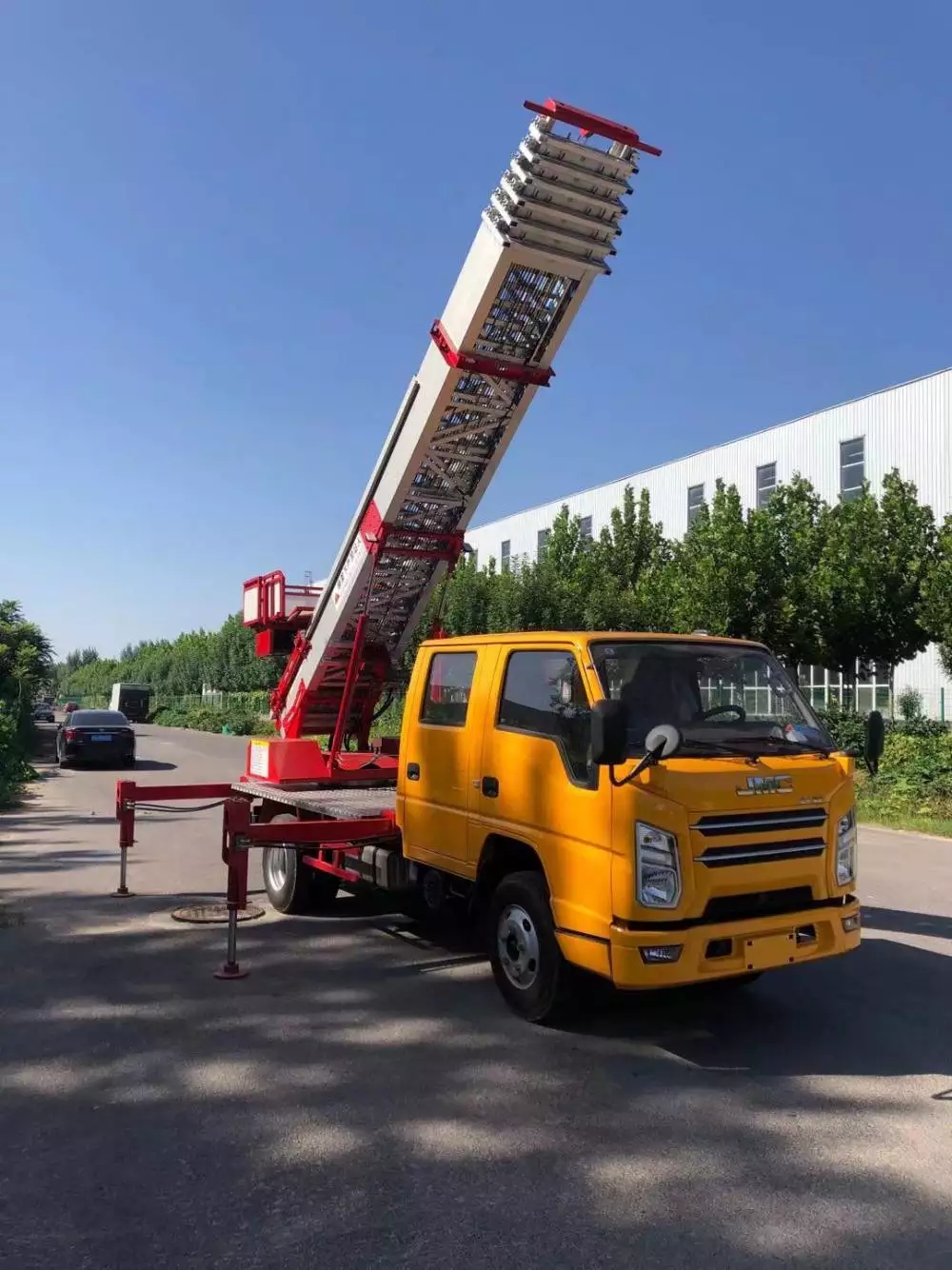 宝丰附近的云梯车出租服务：轻松解决高空作业需求